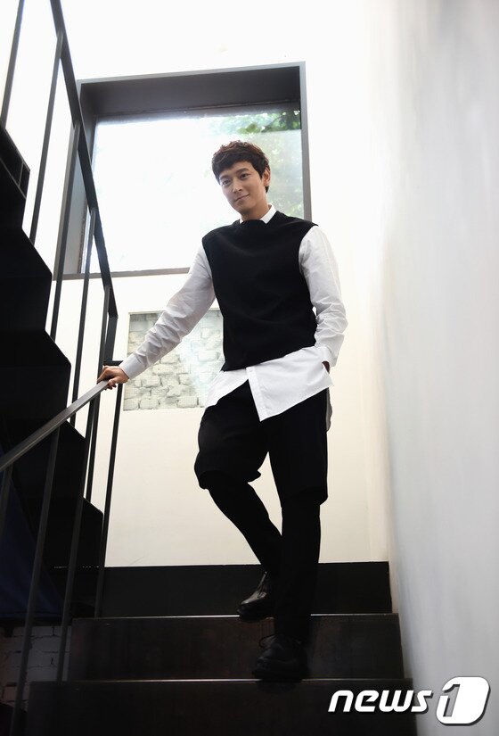 본문 이미지 - 배우 강동원이 지난 22일 오후 삼청동 카페에서 진행된 영화 '두근두근 내 인생' 인터뷰에서 포즈를 취하고 있다. ⓒ News1 스포츠 / 권현진 기자