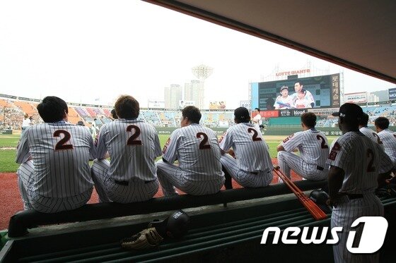 본문 이미지 - 'CCTV 감찰'을 지휘한 최하진 롯데 대표이사가 6일 사의를 표명했다. 롯데가 깊은 갈등을 봉합하고 다시 그라운드에서 힘차게 뛸 수 있을까. ⓒ News1 DB