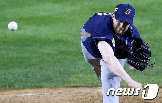 본문 이미지 - NC는 8일 에릭 해커와 연봉 50만 달러(약 5억6000만원)에 재계약하며 2015 시즌 외국인선수 계약을 마쳤다. ⓒ News1 DB