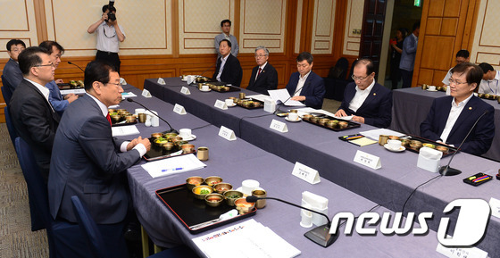 (서울=뉴스1) 박세연 기자 = 이현재 새누리당 정책위부의장이 25일 오전 여의도 국회 귀빈식당에서 열린 새누리당 제6정조위 예산당정협의에서 모두발언을 하고 있다. 2014.8.2 …