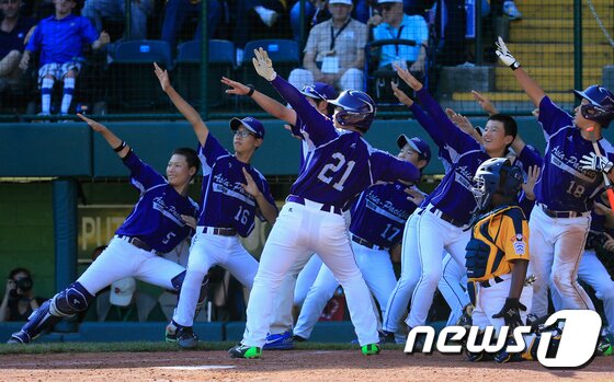 본문 이미지 - 두산이 28일과 29일 잠실 삼성전에 2014 세계 리틀야구 월드시리즈의 주역 유준하와 배우 이태임을 시구자로 선정했다. ⓒNews1 DB