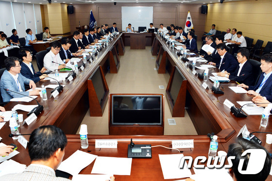 (서울=뉴스1) = 방문규 기획재정부 2차관이 25일 정부세종청사에서 제9차 재정관리점검회의를 주재하고 모두발언하고 있다.(기획재정부 제공) 2014.8.25/뉴스1