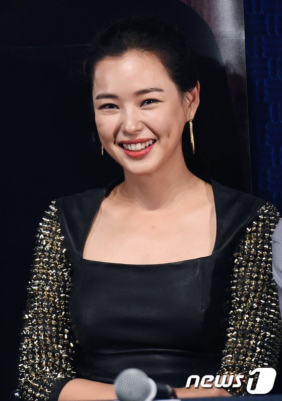 본문 이미지 - 배우 이하늬가 25일 오후 서울 건대 롯데시네마에서 열린 영화 ‘타짜 신의 손’(감독 강형철) 언론시사회에 참석했다. ⓒ News1 스포츠 권현진 기자