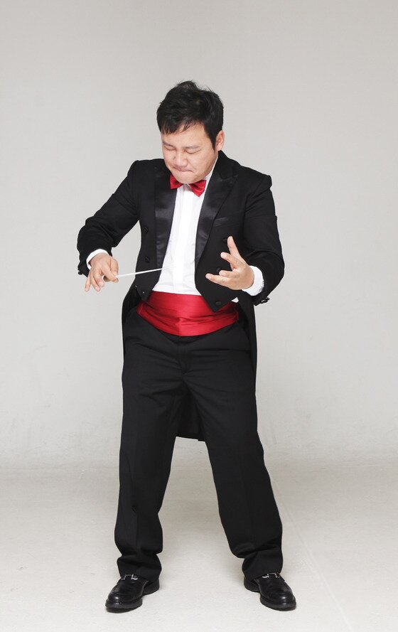 본문 이미지 - 개그맨 김현철이 오케스트라 지휘자로서 무대에 오른다. ⓒ 정실장 엔터테인먼트