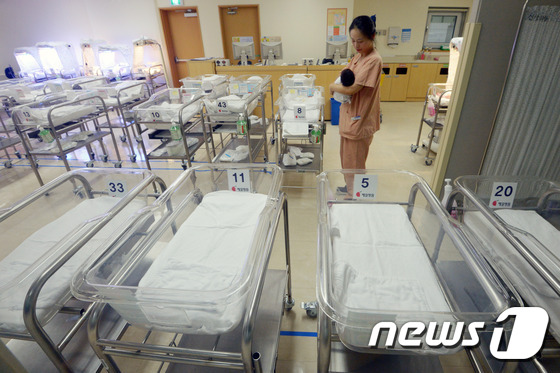 (서울=뉴스1) 민경석 기자 = 26일 오후 서울 중구의 한 병원 신생아실에 놓인 아기바구니 곳곳이 비어 있다. 통계청이 이날 발표한 2013년 출생통계에 따르면 지난해 출생아수는 …
