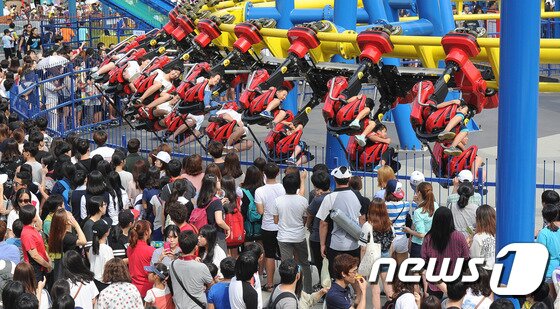 본문 이미지 - 27일 오후 서울 광진구 능동 서울어린이대공원 놀이동산을 찾은 어린이와 시민들이 최신 놀이기구를 타며 즐거운 시간을 보내고 있다. 2년간의 재단장 끝에 이날 새롭게 문을 연 서울어린이대공원은 모든 놀이기구를 시민들에게 무료로 개방했다. 2014.8.27/뉴스1 / (서울=뉴스1) 송은석 기자 ⓒ News1