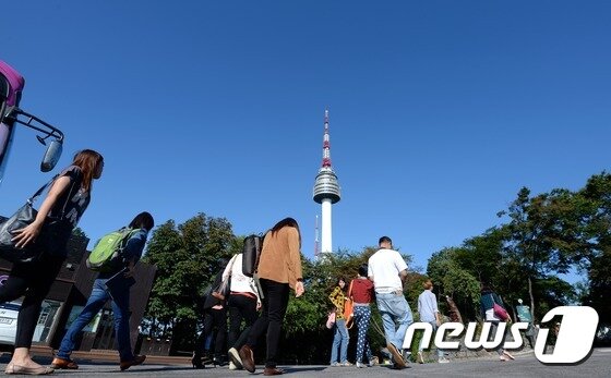 본문 이미지 - 구름 한 점 없는 맑은 하늘을 보인 28일 오전 서울 남산을 찾은 외국인 관광객들이 남산타워를 향하고 있다. 기상청은 이날 전국적으로 일교차가 큰 전형적인 초가을 날씨를 보일 것으로 전망했다. 2014.8.28 ⓒ 뉴스1 박지혜 기자