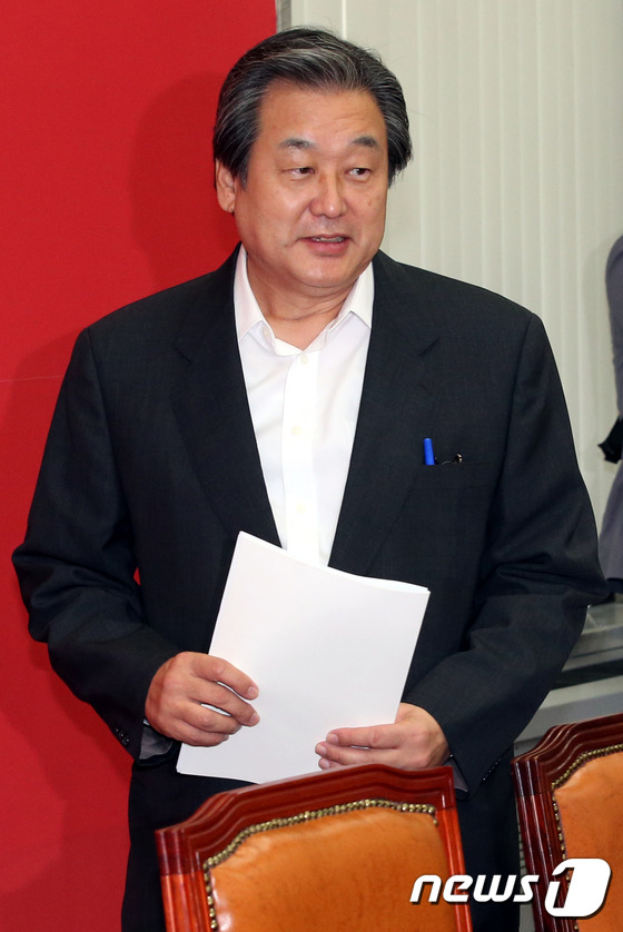 최고위회의 참석하는 김무성 대표