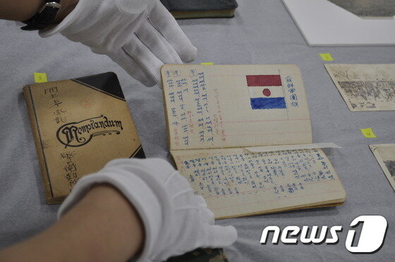 본문 이미지 -  독립기념관이 28일 공개한 대조선국민군단 수첩ⓒ News1