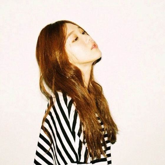 본문 이미지 - 모델 겸 배우 이성경이 최근 자신의 인스타그램에 몽환적 분위기가 돋보이는 화보 B컷을 공개했다. ⓒ 이성경 인스타그램