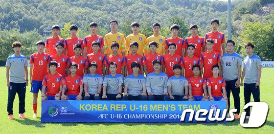 본문 이미지 - 2014 아시아축구연맹(AFC) U-16(16세 이하) 챔피언십에 참가하는 대한민국 U-16 대표팀은 20일 방콕 라자망갈라 스타디움에서 열린 북한과의 결승전에서 1-2로 패하며 아쉬운 준우승을 기록했다. ⓒ News1 DB