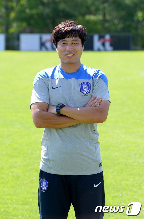 (파주=뉴스1) 이동원 기자 = 2014 아시아축구연맹(AFC) U-16(16세 이하) 챔피언십에 참가하는 대한민국 U-16(16세 이하) 대표팀의 김기남 코치가 28일 오후 경기 …