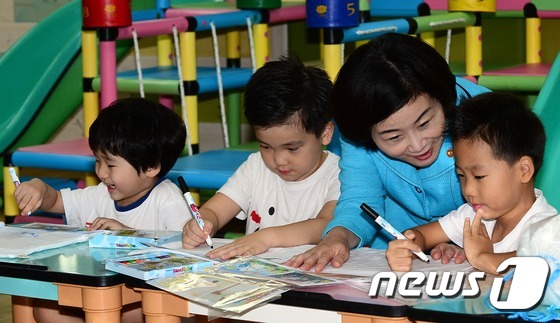 (세종=뉴스1) 장수영 기자 = 김희정 여성가족부 장관이 28일 세종시 도담동주민센터에서 열린 공동육아나눔터개소식에서 어린이와 쿠션만들기 체험을 하고 있다. 2014.8.28/뉴스 …