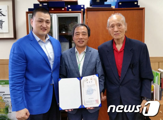 2014년 당시 천규덕 선생(오른쪽)의 모습 . (프로레슬링KOREA 제공) © 뉴스1 DB