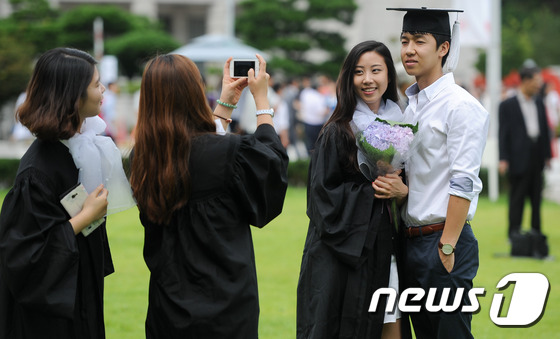 (서울=뉴스1) 송은석 기자 = 2013년도 후기 학위수여식이 열린 29일 오전 서울 대현동 이화여자대학교에서 한 연인이 기념 촬영을 하고 있다. 2014.8.29/뉴스1