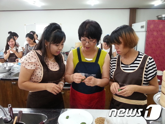 전북지역 농촌에 거주하는 결혼이민여성들이 쌀로 음식을 만들는 법을 배우고 있다.(전북농협 제공)2014.8.29/뉴스1© News1