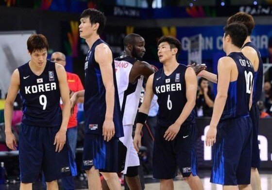 본문 이미지 - 한국 농구 대표팀이 26일 화성종합경기타운 실내체육관에서 열린 2014 인천 아시안게임 남자 농고 H조 본선에서 카자흐스탄을 꺾고 8강 첫 승을 거뒀다. ⓒ News1 DB