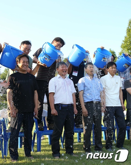 아이스버킷에 동참한 채인석 화성시장(사진 왼쪽 두번째)과 직원들이 얼음물 세례를 받고 있다. © News1