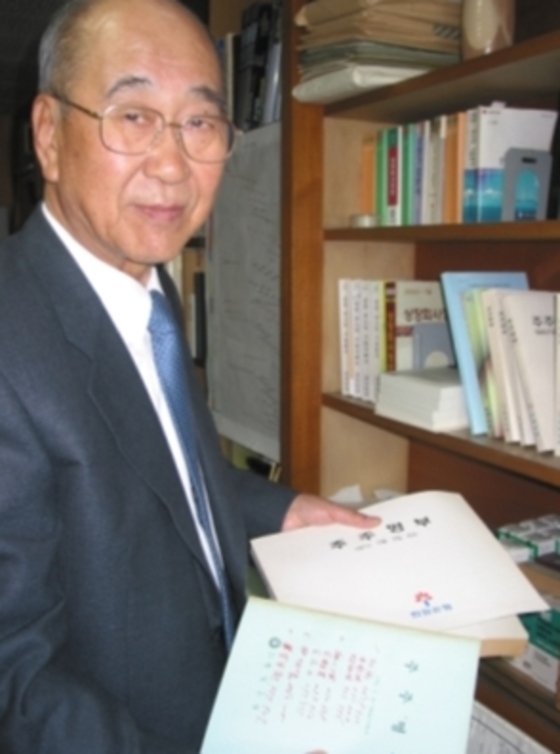 윤병강 일성신약 회장이 2007년 자신의 사무실에서 한일은행(현 우리은행) 주주명부와 감사보고서 등을 들어보이고 있다. © News1