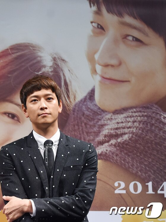 본문 이미지 - 배우 강동원이 4일 오전 서울 압구정CGV에서 열린 영화 ‘두근 두근 내 인생' 제작발표회에 참석해 포즈를 취하고 있다. ⓒ News1 스포츠 / 권현진 기자