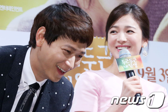 (서울=뉴스1) = 배우 강동원이 4일 오전 서울 강남구 신사동 CGV압구정에서 열린 영화 '두근두근 내 인생' 제작보고회에서 송혜교의 답변에 웃음을 터뜨리고 있다.2014.8.4 …