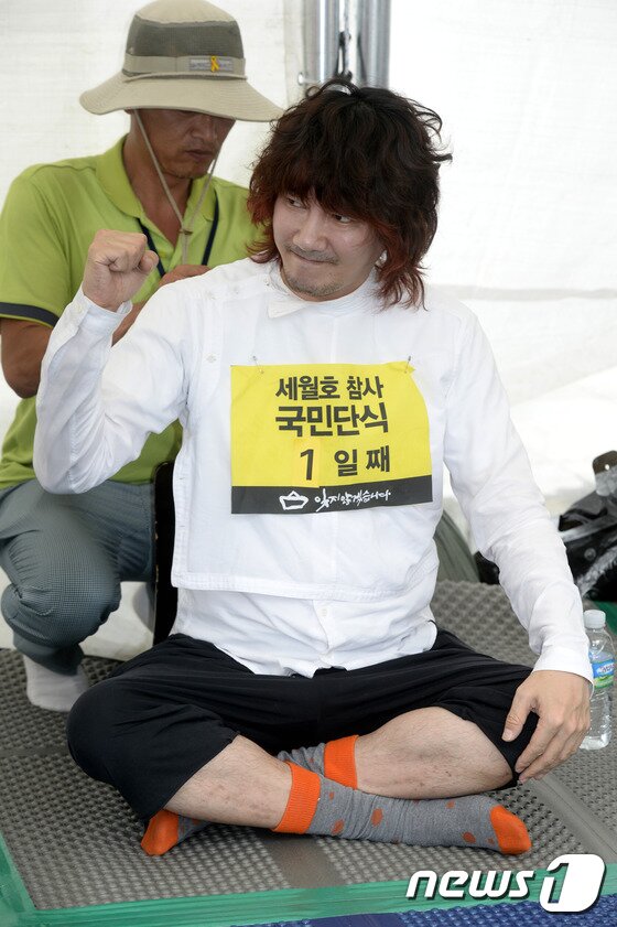 본문 이미지 - 가수 김장훈이 지난 20일 자신의 페이스북에 단식 38일째를 맞은 유민아빠 김성오씨를 걱정하는 글을 게재했다.  ⓒ News1 DB