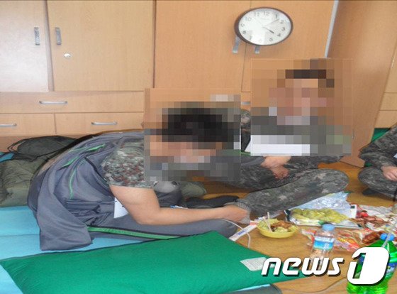 본문 이미지 - 현장 검증 사진. 폭행을 주도했던 이 병장이 대답을 똑바로 안한다는 이유로 발로 윤 일병의 좌측 옆구리를 5회 폭행하는 상황을 재연하는 모습. (육군 제공) 