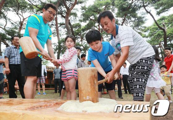 (서울=뉴스1) = 5일 경남 함양군에서 어린이들이 떡매치기 체험을 하고 있다. (함양군 제공) 2014.8.5/뉴스1