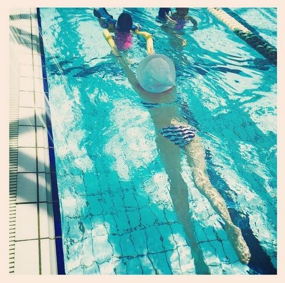 본문 이미지 - 추성훈 아내이자 모델 야노시호가 최근 자신의 인스타그램에 딸 추사랑과 함께 물놀이를 하는 사진을 공개했다. ⓒ 야노시호 인스타그램