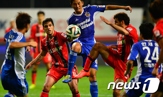 (서울=뉴스1) 송은석 기자 = 8일 오후 서울 마포구 상암동 서울월드컵경기장에서 열린 K리그 클래식 2014 FC 서울과 울산 현대의 경기에서 선수들이 공을 다투고 있다. 201 …