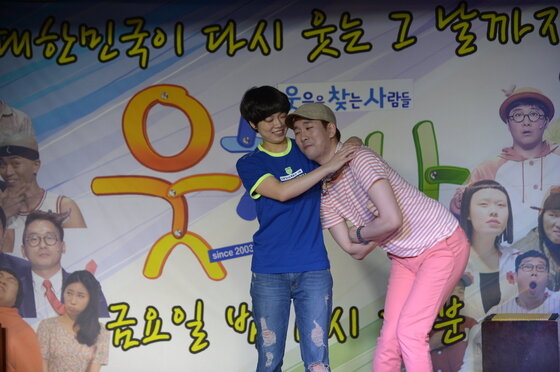 본문 이미지 - 개그맨 정홍제가 7일 오후 2시 서울 종로구 동숭동 SBS '웃찾사' 전용관에서 진행된 기자간담회에서 코너 속 캐럭터의 모티브를 공개했다. ⓒ SBS 제공