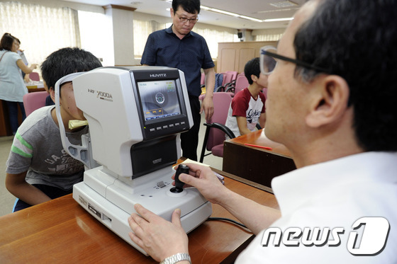 (대구ㆍ경북=뉴스1) 정훈진 기자 = 8일 오전 대구시 달서구청 4층 회의실에서 (사)안경사협회 대구지부 달서구분회가 저소득 취약계층 초.중학생 70여명에게 \'사랑의 안경나눔행사 …