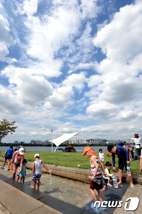 (서울=뉴스1) 손형주 기자 = 입추를 보내고 화창한 날씨를 보인 8일 오후 서울 여의도 한강공원을 찾은 아이들이 파란하늘을 놀이터 삼아 즐거운 시간을 보내고 있다. 2014.8. …
