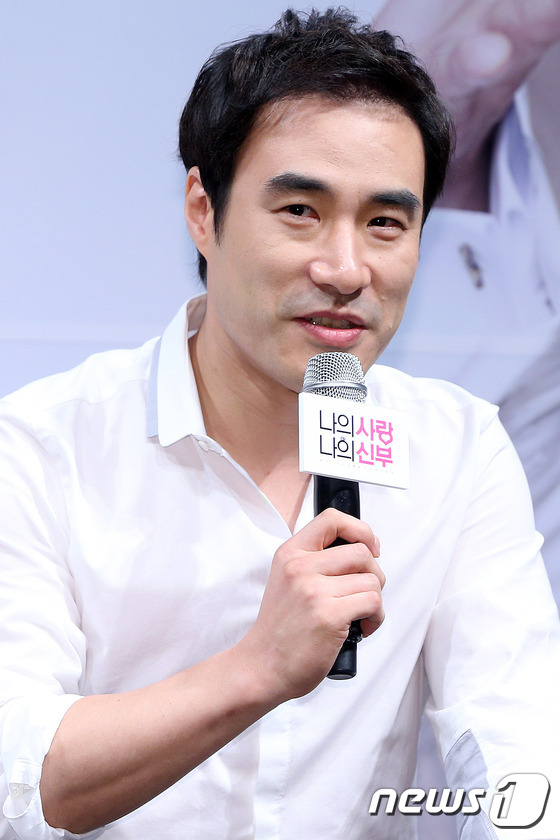 (서울=뉴스1) = 배우 배성우가 1일 오전 서울 강남구 압구정 CGV에서 열린 영화 '나의 사랑 나의 신부' 제작보고회에 참석해 발언하고 있다.2014.9.1 스타뉴스/뉴스1