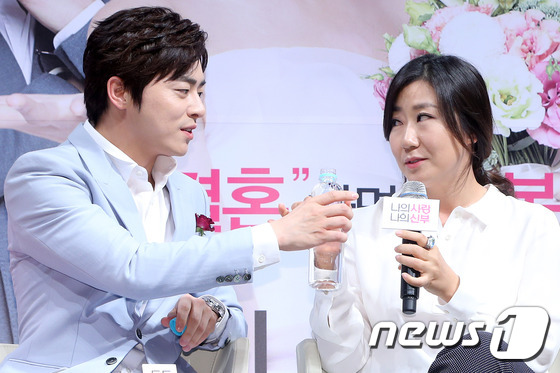 (서울=뉴스1) = 배우 조정석, 라미란이 1일 오전 서울 강남구 압구정 CGV에서 열린 영화 '나의 사랑 나의 신부' 제작보고회에 참석해 이야기를 나누고 있다.2014.9.1 스 …