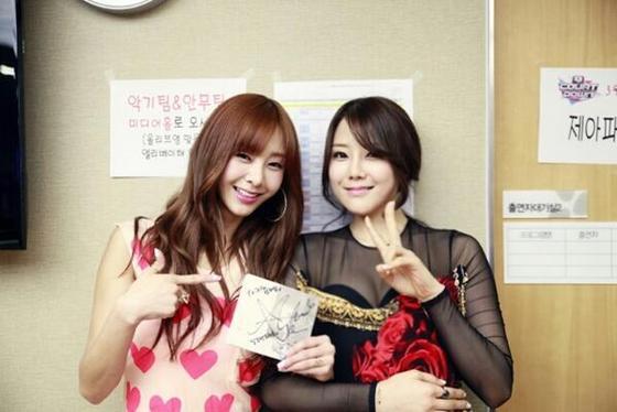 본문 이미지 - 가수 아미가 과거 자신의 트위터에 지나와 함께 찍은 사진을 공개했다. ⓒ 아미 트위터