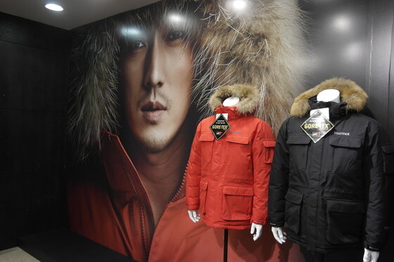 본문 이미지 - 블랙야크가 수입하는 아웃도어 브랜드 '마모트'는 올 가을부터 소지섭을 모델로 발탁하고 제품 홍보에 나선다. 사진제공=블랙야크 ⓒ News1