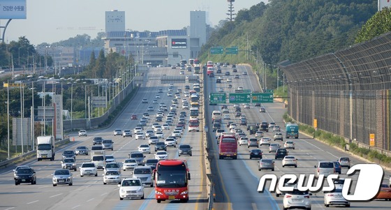 (성남=뉴스1) 손형주 기자 = 추석 연휴 마지막 날인 10일 오후 경기 성남 경부고속도로 서울톨게이트에서 차량들이 서울로 향하고 있다(오른쪽). 이날 귀경길 고속도로는 일부 구간 …