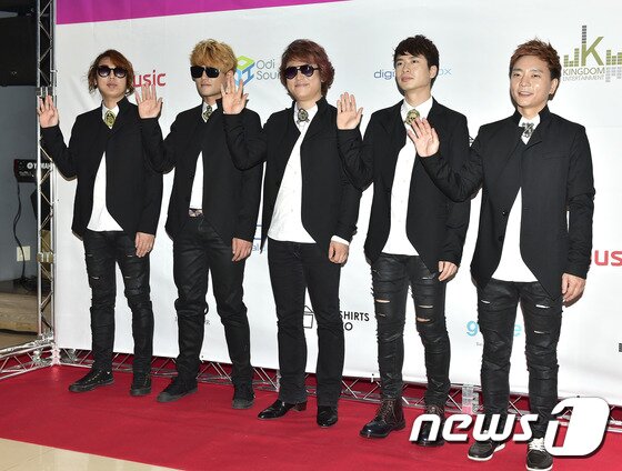 본문 이미지 - 5인조 밴드 신조음계가 11일 오후 서울 삼성동 JBK 컨벤션홀에서 열린 정규3집 "리바이브"(REVIVE) 앨범 발매 기념 쇼케이스에 참석해 포즈를 취하고 있다.  ⓒ News1 스포츠 김진환 기자