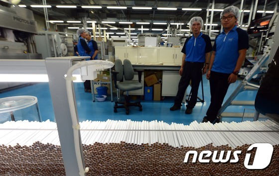 (대전=뉴스1) 장수영 기자 = 담뱃값 인상안이 발표된 11일 대전시 대덕구 신탄진 KT&G 담배 제조공장에서 직원들이 담배 생산공정을 지켜보고 있다. 정부는 내년 1월부터 담뱃값 …