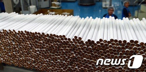 (대전=뉴스1) 장수영 기자 = 정부가 담뱃값 인상안을 포함한 종합금연대책을 발표한 11일 대전시 대덕구 신탄진 KT&G 담배 제조공장에서 직원들이 작업을 하고 있다.정부는 내년 …