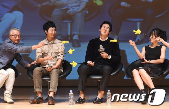 본문 이미지 - 배우 이경영(왼쪽)이 11일 오후 서울 성신여대 운정그린캠퍼스에서 열린 영화 ‘제보자’(감독 임순례) 쇼케이스에 참석했다. ⓒ News1스포츠 / 권현진 기자