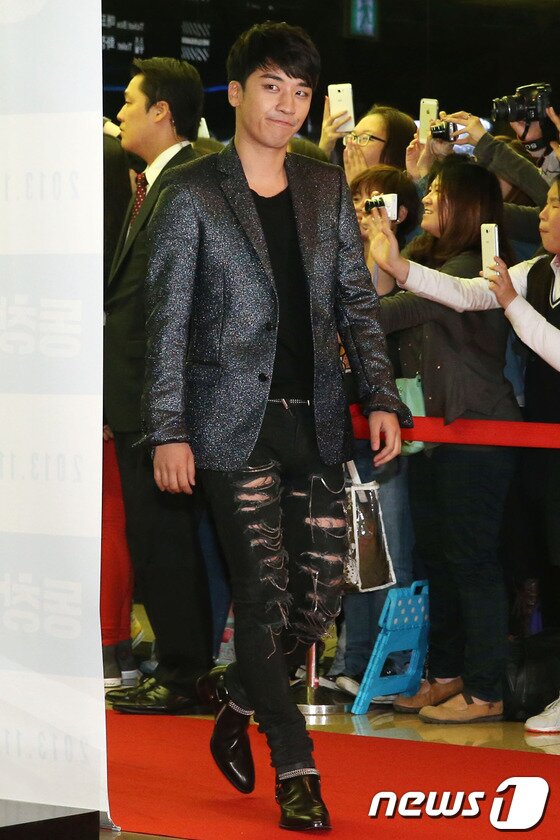 본문 이미지 - 그룹 빅뱅 승리가 12일 오전 강변북로 인근에서 차량 전복 사고를 당해 병원에 입원했다. ⓒ News1 DB