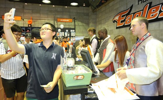 본문 이미지 - 한화는 선수들과 팬들의 소통을 위해 일일 판매사원 이벤트를 마련했다. 지난 6일 피에, 앨버스, 타투스코가 먼저 이벤트를 진행했다. ⓒ뉴스1스포츠 / 한화이글스 제공