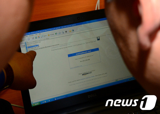 (인천=뉴스1) 박정호 기자 = 2014 인천아시아경기대회를 취재하기 위해 전날 입국한 북한 기자들이 12일 오후 인천광역시 송도 컨벤시아 메인프레스센터에서 조선중앙통신과 우리민족 …