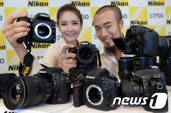 (서울=뉴스1) 박지혜 기자 = 체리필터 멤버 손스타(오른쪽)와 모델이 12일 서울 중구 태평로 코리아나호텔에서 니콘 FX포맷 초고화질의 DSLR 카메라 D750을 선보이고 있다. …