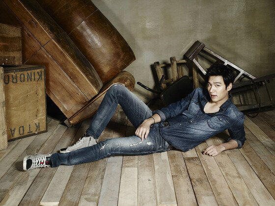 본문 이미지 - 배우 이민호가 '썸녀'의 판타지를 자극하는 청바지 화보를 선보였다. ⓒ 게스진