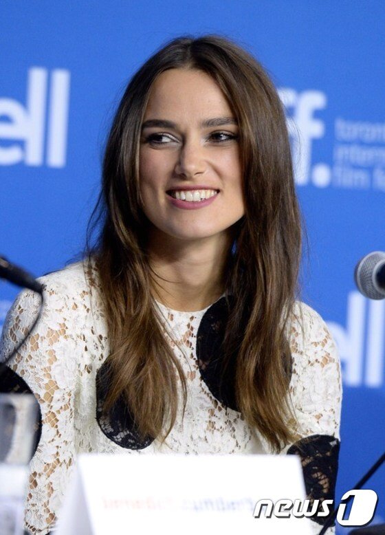 본문 이미지 - 할리우드 배우 키이라 나이틀리가 토론토국제영화제(TIFF)에 참석해 포즈를 취하고 있다. ⓒ AFP=News1