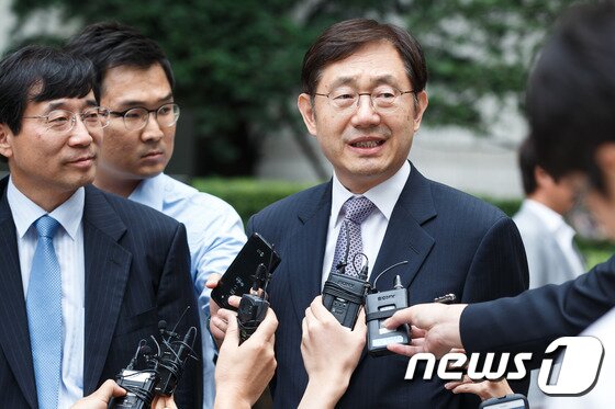 본문 이미지 - 건보공단측 소송대리인인 법무법인 남산의 정미화 대표 변호사가 서울중앙지방법원을 나서며 취재진의 질문에 답하고 있다. 2014.9.12/뉴스1 ⓒ News1 유승관 기자