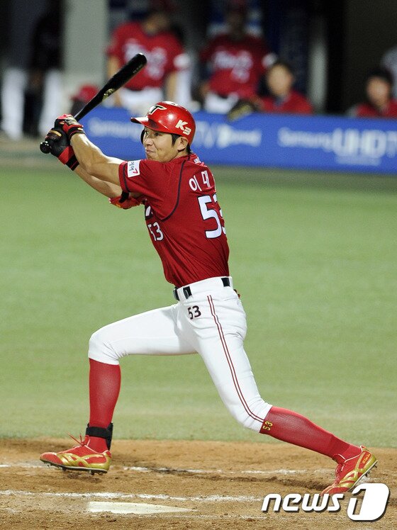 본문 이미지 - 이대형이 16일 대구 삼성전에 1번 중견수로 선발 출전하면서 역대 64번째 개인 통산 1200경기 출전을 기록했다. ⓒNews1 DB